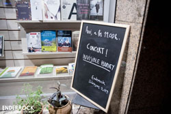 Concert d'Invisible Harvey a la llibreria Atzavara de Barcelona 